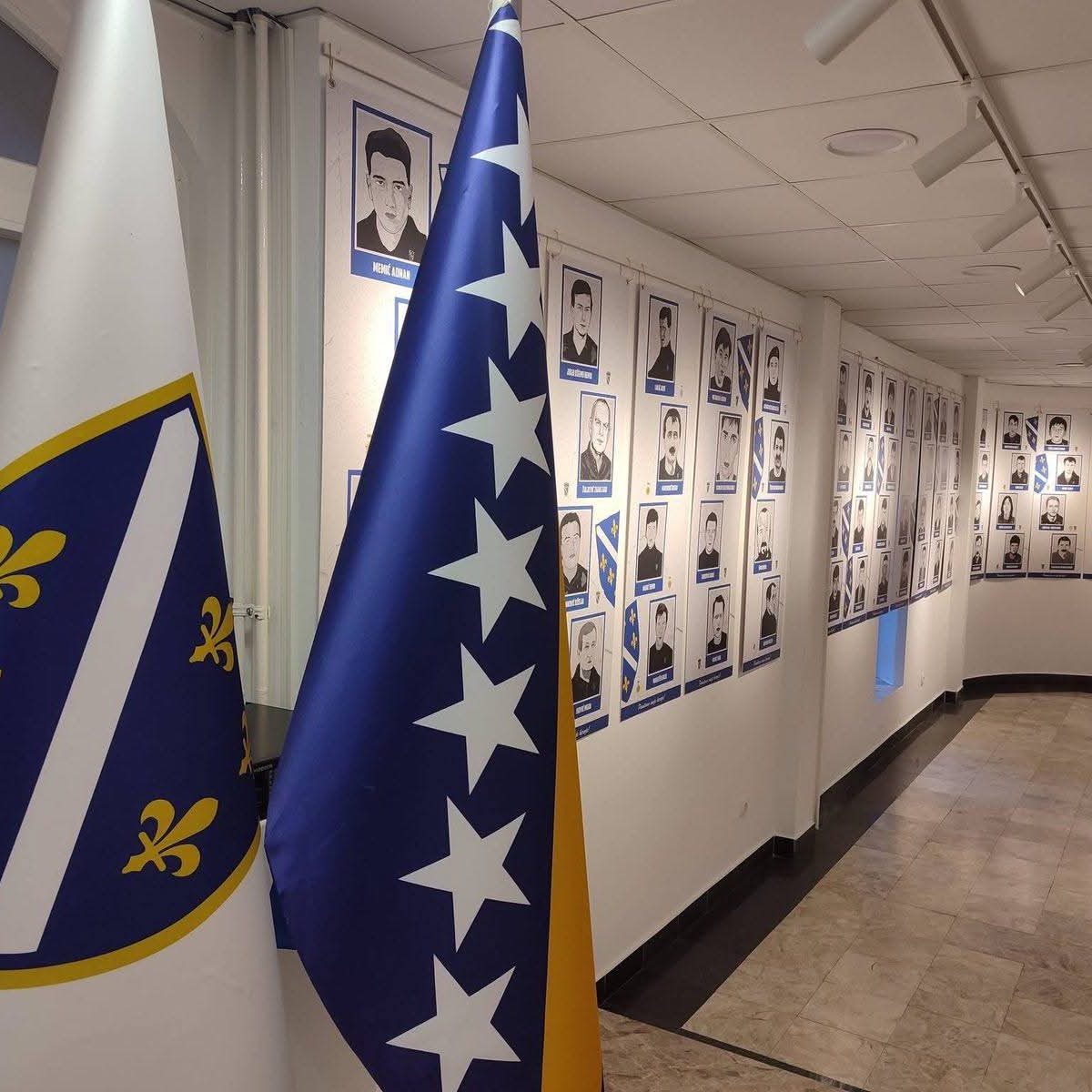 AKulanic's tweet photo. Izložba "Portreti heroja" autora Alena Jaganjca u Centru za kulturu Mostar.
#Mostar #heroji #ArmijaRBiH #BiH https://t.co/trCoj7NRiS