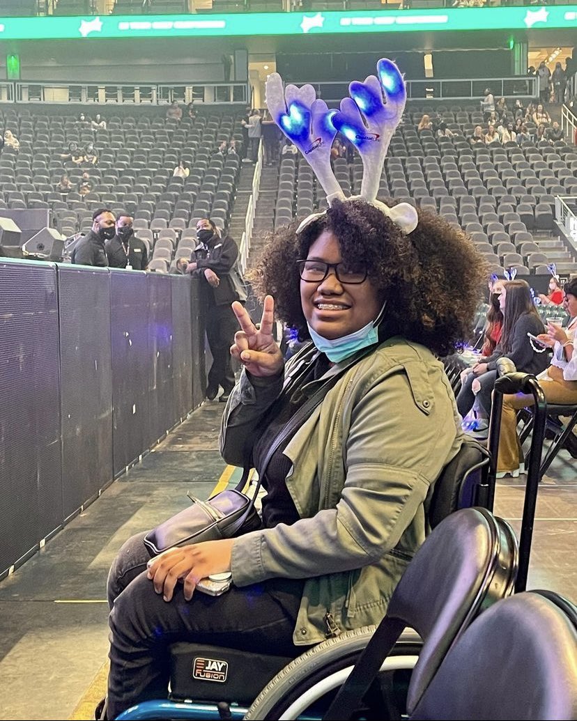 mackisphere's tweet photo. *attempts to tuck hair behind ears* first time being here… kinda nervous but front row for my manssss 😝

#AMPERSANDONE #andearselcaday #andear #ADSD #ANSD #MACKIAH  @_AMPERSANDONE_ https://t.co/c5v9E09vzo