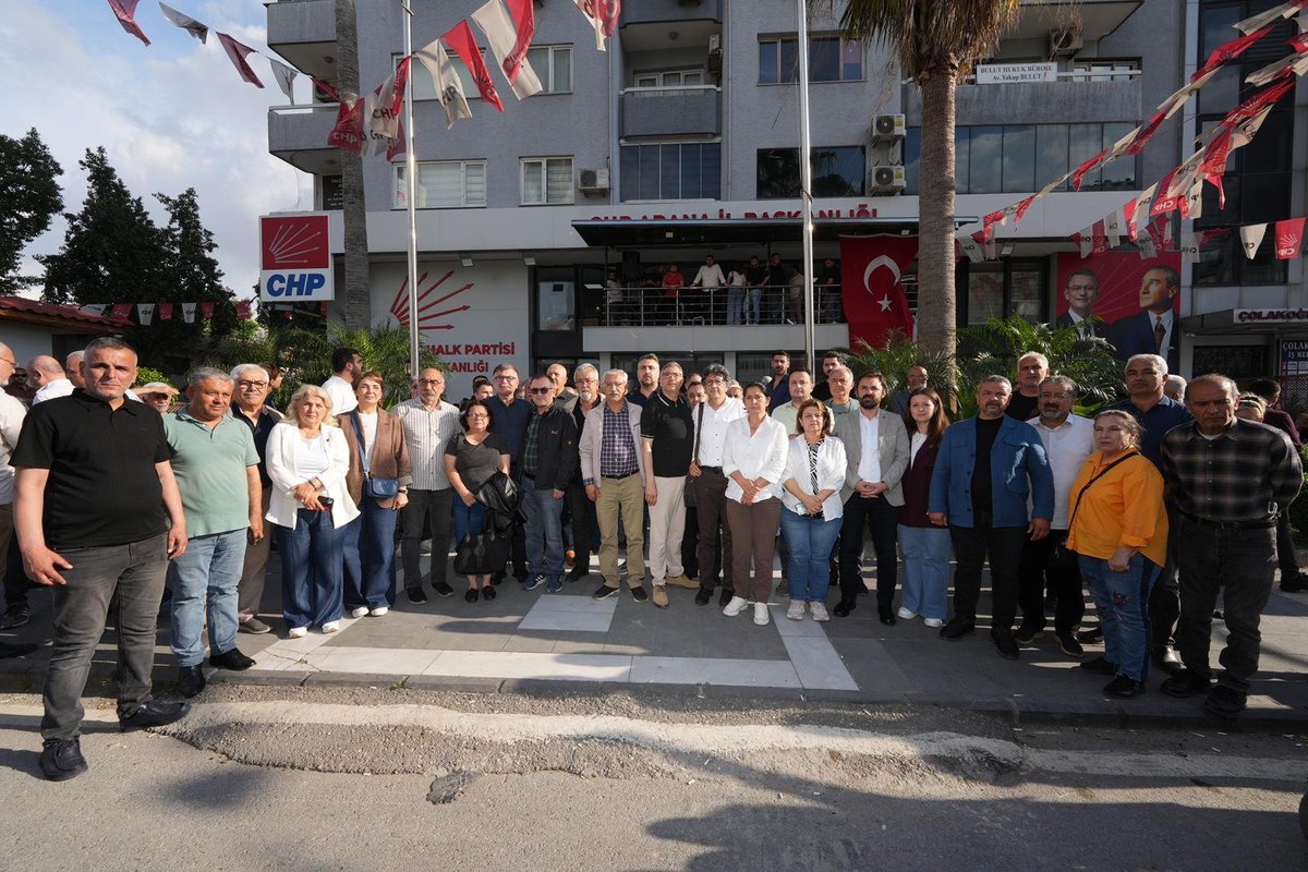 chpadanail's tweet photo. Partimizin genel merkezinin kolluk kuvvetlerince ablukaya alınmasına ve kolluk gücüyle uygulanan siyasi baskına karşı Adana Emek ve Demokrasi Platformu, partililerimiz ve yurttaşlarımız il başkanlığımızda sürdürdüğümüz direnişe destek vermek için bugün bizimle birliktelerdi.
Mutlak butlan kararıyla bu milletin ortak geleceğini, halkın iradesini, çağdaş, uygar ve barışçıl bir Türkiye’yi yok etmek isteyenlere bir kez daha söylüyoruz; korku düzeninize geçit vermeyeceğiz.