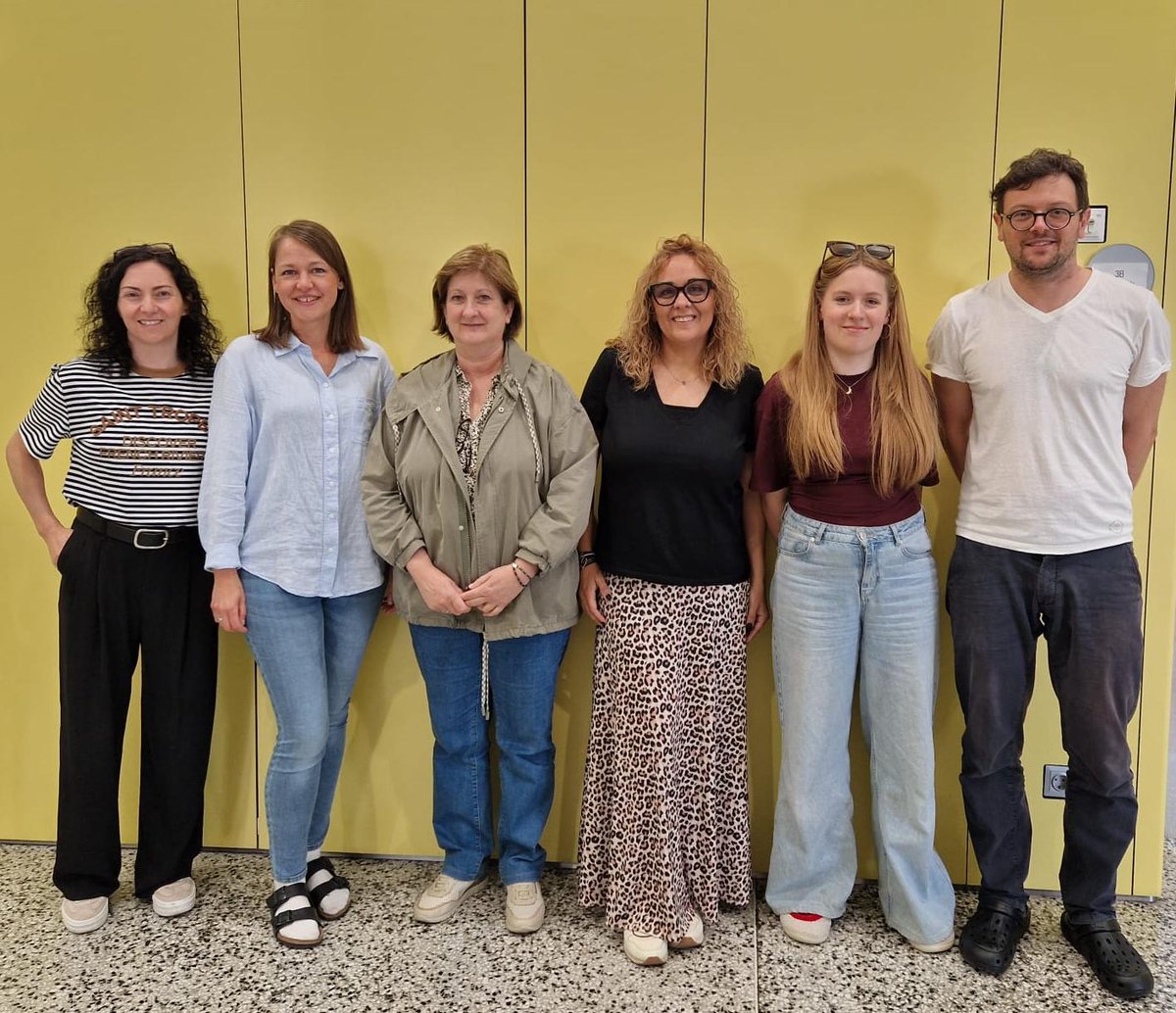 EscolaJOR's tweet photo. Jobshadowing  a Hans Christian Andersen Volksschule Wien amb la Julia, Sybille i Kerstin. Hem après sobre el treball per estacions de recerca, gestió del temps a l'aula i les pauses actives. Establim nexes de coordinació per a futures col·laboracions i mobilitats amb alumnat.🇪🇺 https://t.co/rFculkLxPB