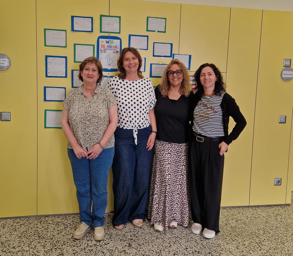 EscolaJOR's tweet photo. Jobshadowing  a Hans Christian Andersen Volksschule Wien amb la Julia, Sybille i Kerstin. Hem après sobre el treball per estacions de recerca, gestió del temps a l'aula i les pauses actives. Establim nexes de coordinació per a futures col·laboracions i mobilitats amb alumnat.🇪🇺 https://t.co/rFculkLxPB