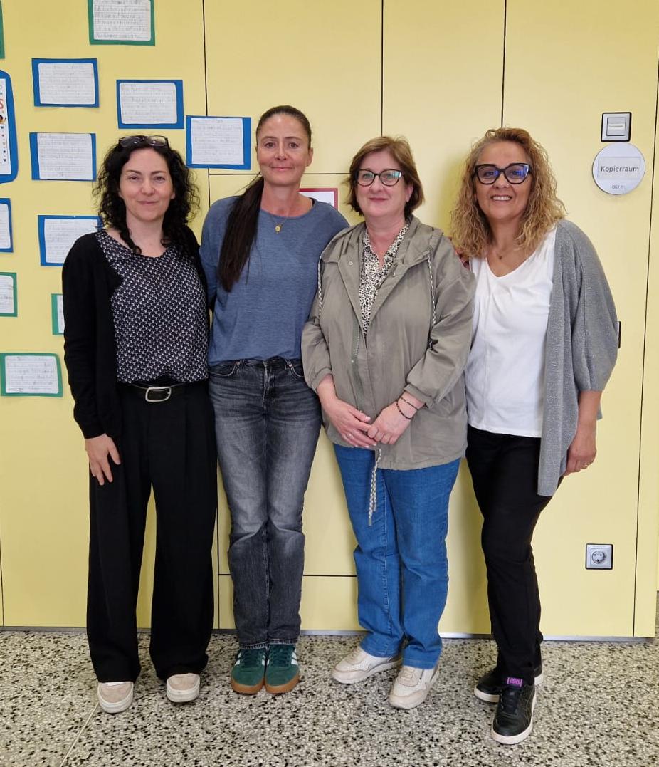 EscolaJOR's tweet photo. Jobshadowing  a Hans Christian Andersen Volksschule Wien amb la Julia, Sybille i Kerstin. Hem après sobre el treball per estacions de recerca, gestió del temps a l'aula i les pauses actives. Establim nexes de coordinació per a futures col·laboracions i mobilitats amb alumnat.🇪🇺 https://t.co/rFculkLxPB
