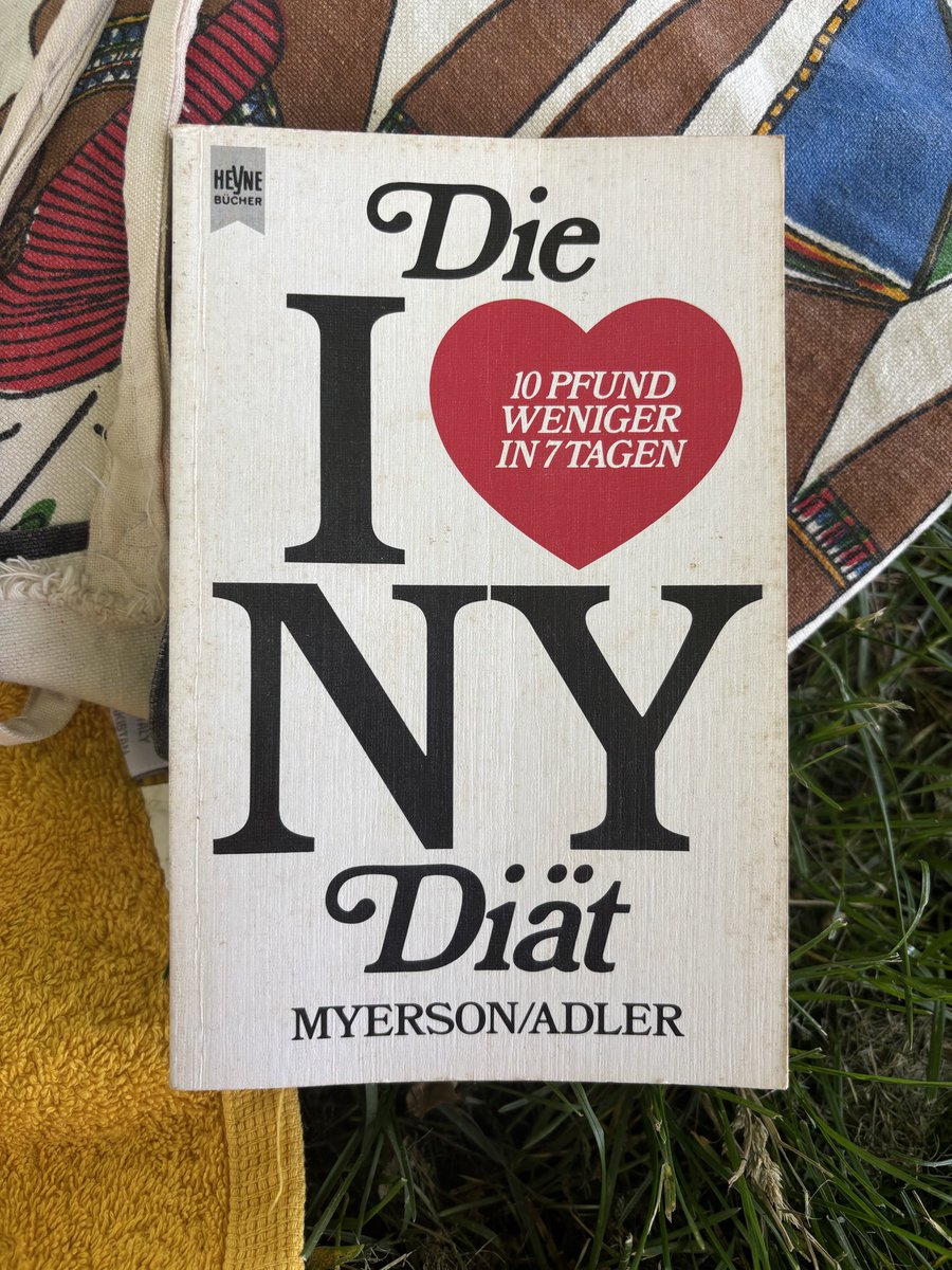 notquiteenough's tweet photo. found a proana book on the street today https://t.co/Y6DDdcAR74
