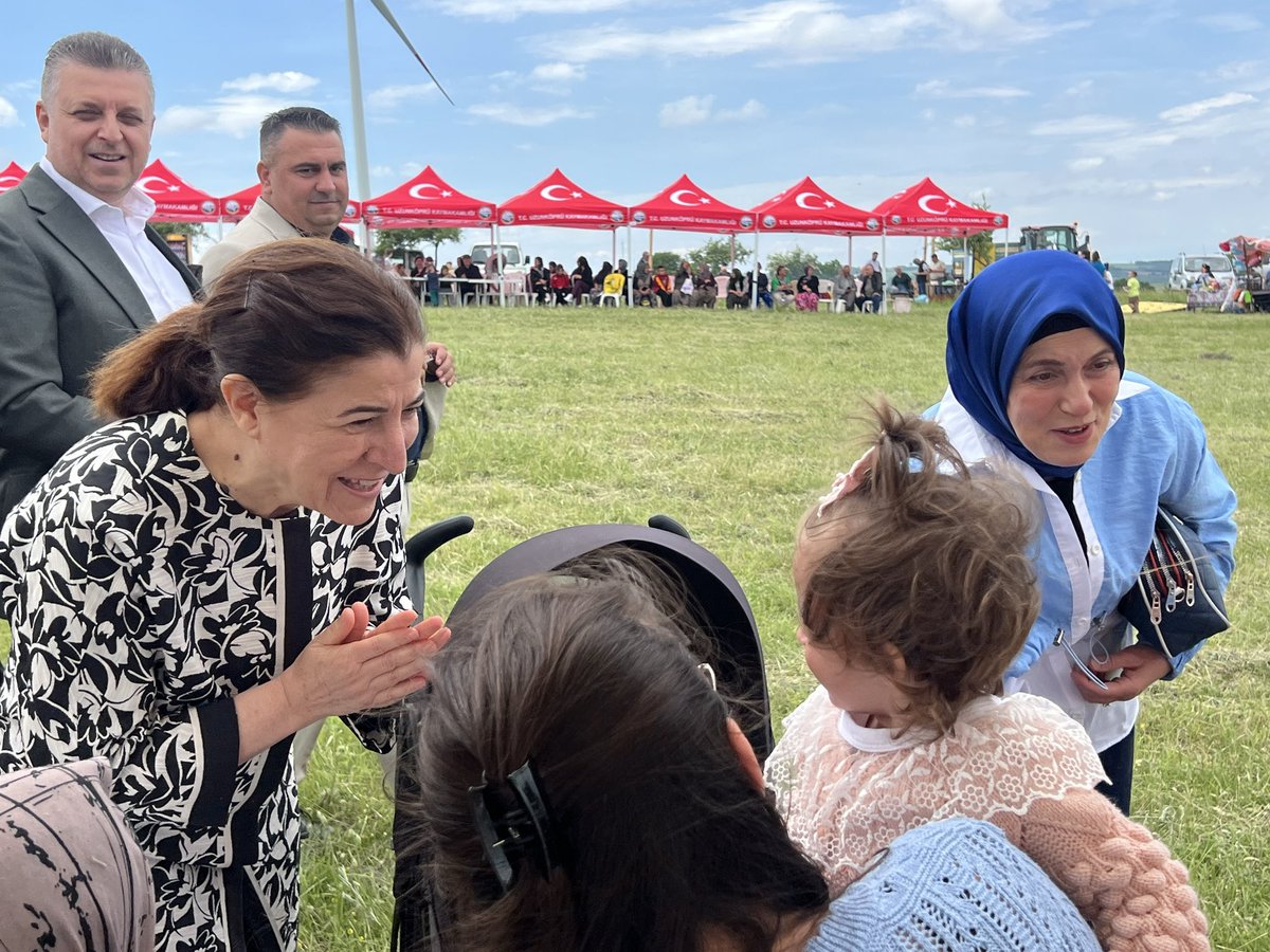 fatmaaksal's tweet photo. 📍Yağmurca Bahar Şenliği | #Uzunköprü

Bu yıl 11’incisi düzenlenen Geleneksel Yağmurca Bahar Şenliği’ne katıldık.

Uzunköprü’den ve çevre ilçe ile köylerden gelen vatandaşlarımızla bir araya geldik; bereketli yağmurlar için şükredip yaklaşan hasat sezonunun üreticilerimiz için hayırlı ve bereketli olmasını temenni ettik.

Bu güzel organizasyonda emeği geçen herkese teşekkür ediyor, tüm hemşehrilerimizin mübarek Kurban Bayramı’nı en kalbi duygularımla tebrik ediyorum. 🌾🌙🇹🇷
@ozcannay22 @KurusarOnder