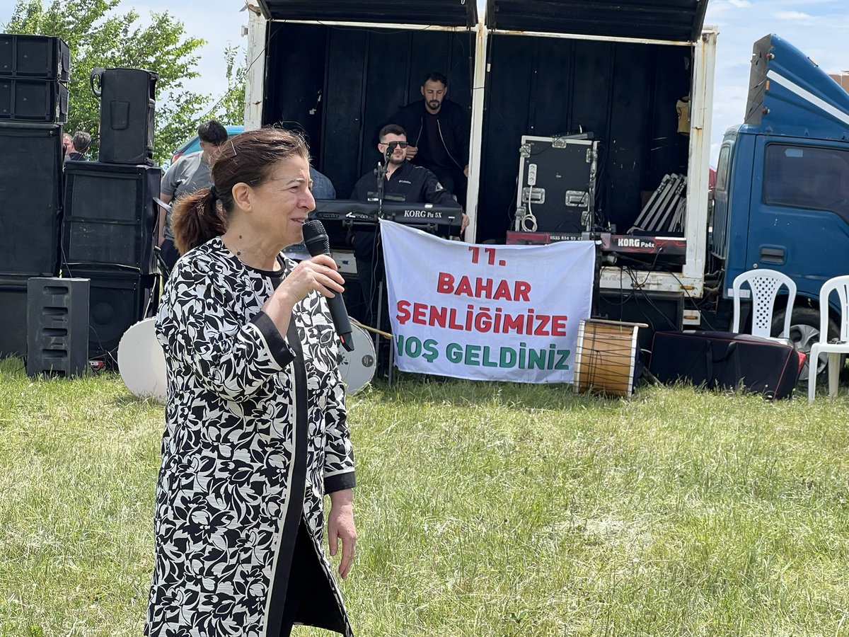 fatmaaksal's tweet photo. 📍Yağmurca Bahar Şenliği | #Uzunköprü

Bu yıl 11’incisi düzenlenen Geleneksel Yağmurca Bahar Şenliği’ne katıldık.

Uzunköprü’den ve çevre ilçe ile köylerden gelen vatandaşlarımızla bir araya geldik; bereketli yağmurlar için şükredip yaklaşan hasat sezonunun üreticilerimiz için hayırlı ve bereketli olmasını temenni ettik.

Bu güzel organizasyonda emeği geçen herkese teşekkür ediyor, tüm hemşehrilerimizin mübarek Kurban Bayramı’nı en kalbi duygularımla tebrik ediyorum. 🌾🌙🇹🇷
@ozcannay22 @KurusarOnder