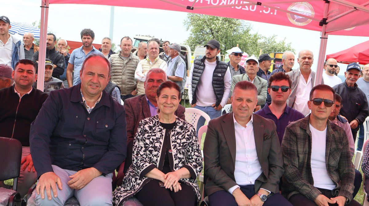 fatmaaksal's tweet photo. 📍Yağmurca Bahar Şenliği | #Uzunköprü

Bu yıl 11’incisi düzenlenen Geleneksel Yağmurca Bahar Şenliği’ne katıldık.

Uzunköprü’den ve çevre ilçe ile köylerden gelen vatandaşlarımızla bir araya geldik; bereketli yağmurlar için şükredip yaklaşan hasat sezonunun üreticilerimiz için hayırlı ve bereketli olmasını temenni ettik.

Bu güzel organizasyonda emeği geçen herkese teşekkür ediyor, tüm hemşehrilerimizin mübarek Kurban Bayramı’nı en kalbi duygularımla tebrik ediyorum. 🌾🌙🇹🇷
@ozcannay22 @KurusarOnder