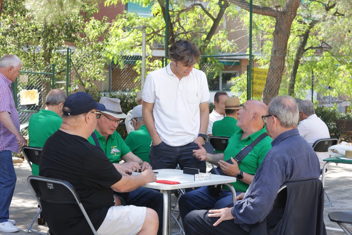 PSCSantJust's tweet photo. L'Associació Grup Dòmino ha celebrat el seu 15è aniversari amb un torneig de dòmino obert a la ciutadania els dies 23 i 24 al Frontó de Salvador Espriu. 

L’activitat ha conmemorat els quinze anys de trajectòria de l’entitat amb dues jornades dedicades a aquest joc de taula tradicional. 

El torneig està organitzat per la mateixa Associació Grup Dòmino.