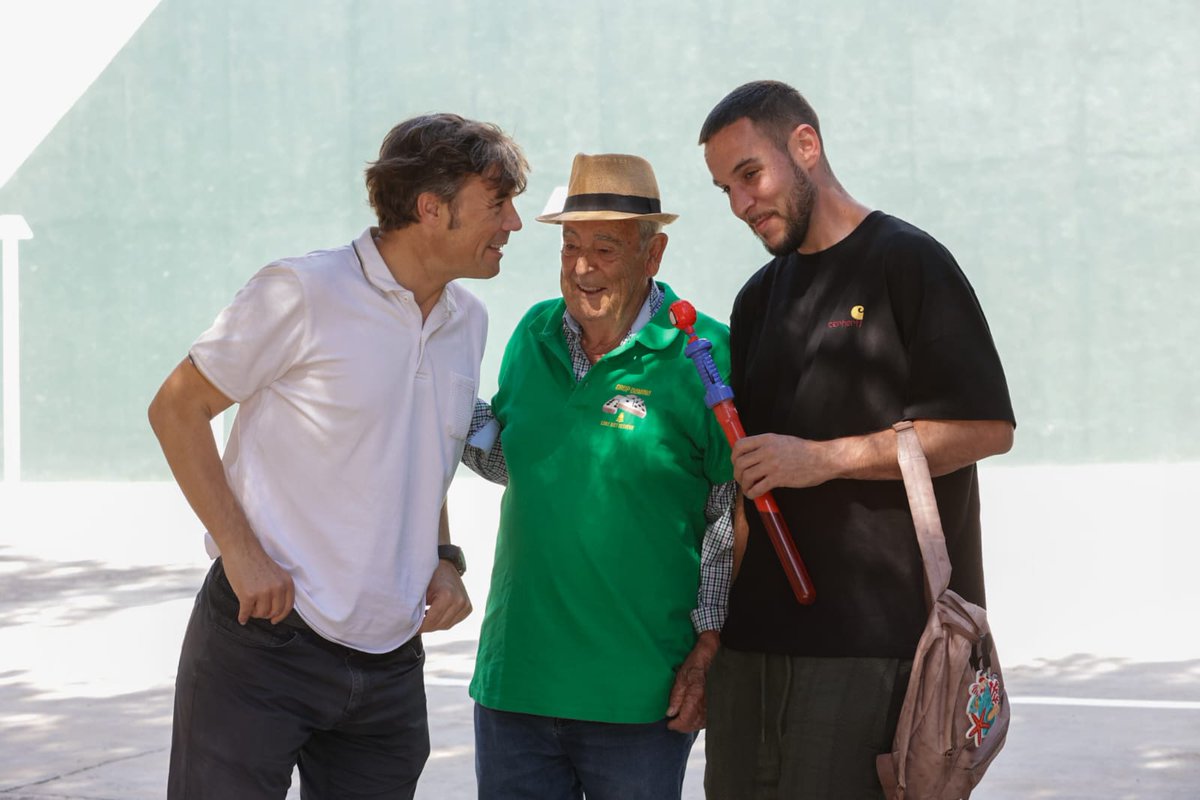 PSCSantJust's tweet photo. L'Associació Grup Dòmino ha celebrat el seu 15è aniversari amb un torneig de dòmino obert a la ciutadania els dies 23 i 24 al Frontó de Salvador Espriu. 

L’activitat ha conmemorat els quinze anys de trajectòria de l’entitat amb dues jornades dedicades a aquest joc de taula tradicional. 

El torneig està organitzat per la mateixa Associació Grup Dòmino.