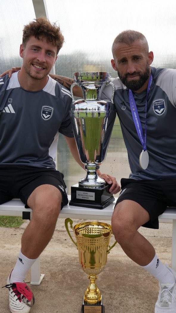 Dydy__33's tweet photo. 2 hommes , 2 grandes réussites 💙🤍
#Girondins | #FCGBWomen | | #D3F https://t.co/7ymHVMDepH