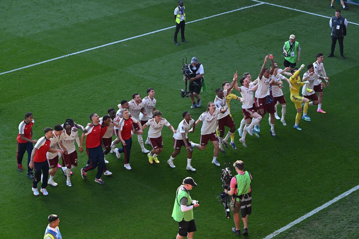 IDGoonerscom's tweet photo. Steicun! Bentar lagi angkat2 piala. Kalau di vidio kepotong, di YT Arsenal ada yak! https://t.co/cXvsQGMZbq