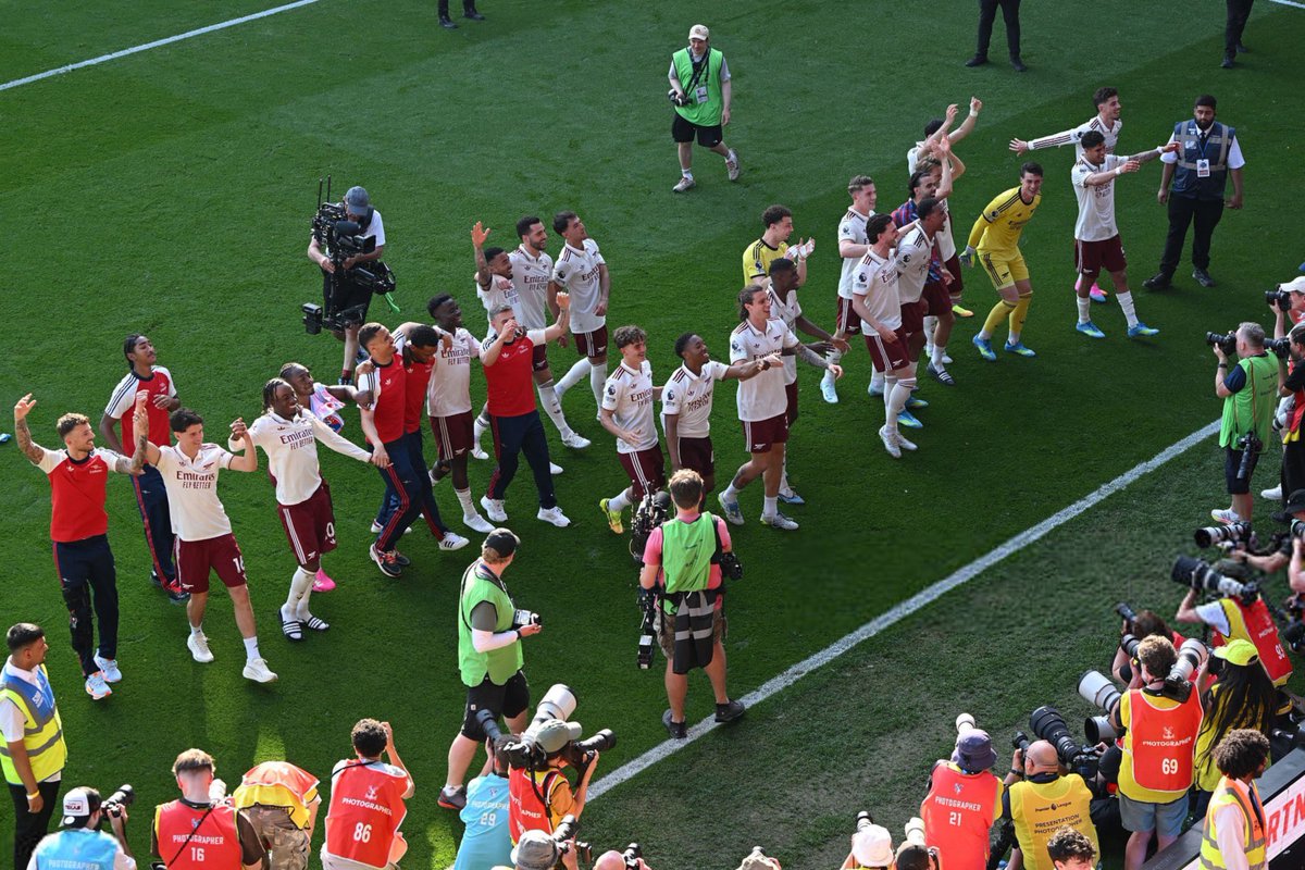 IDGoonerscom's tweet photo. Steicun! Bentar lagi angkat2 piala. Kalau di vidio kepotong, di YT Arsenal ada yak! https://t.co/cXvsQGMZbq