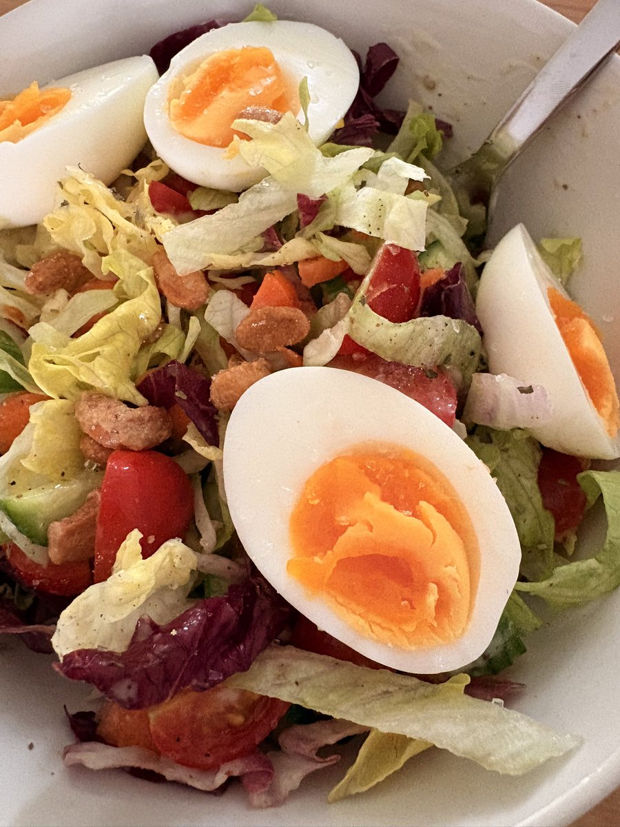 sftcls's tweet photo. sometimes all you need is a big crunchy salad bowl https://t.co/YONSmuZVbq