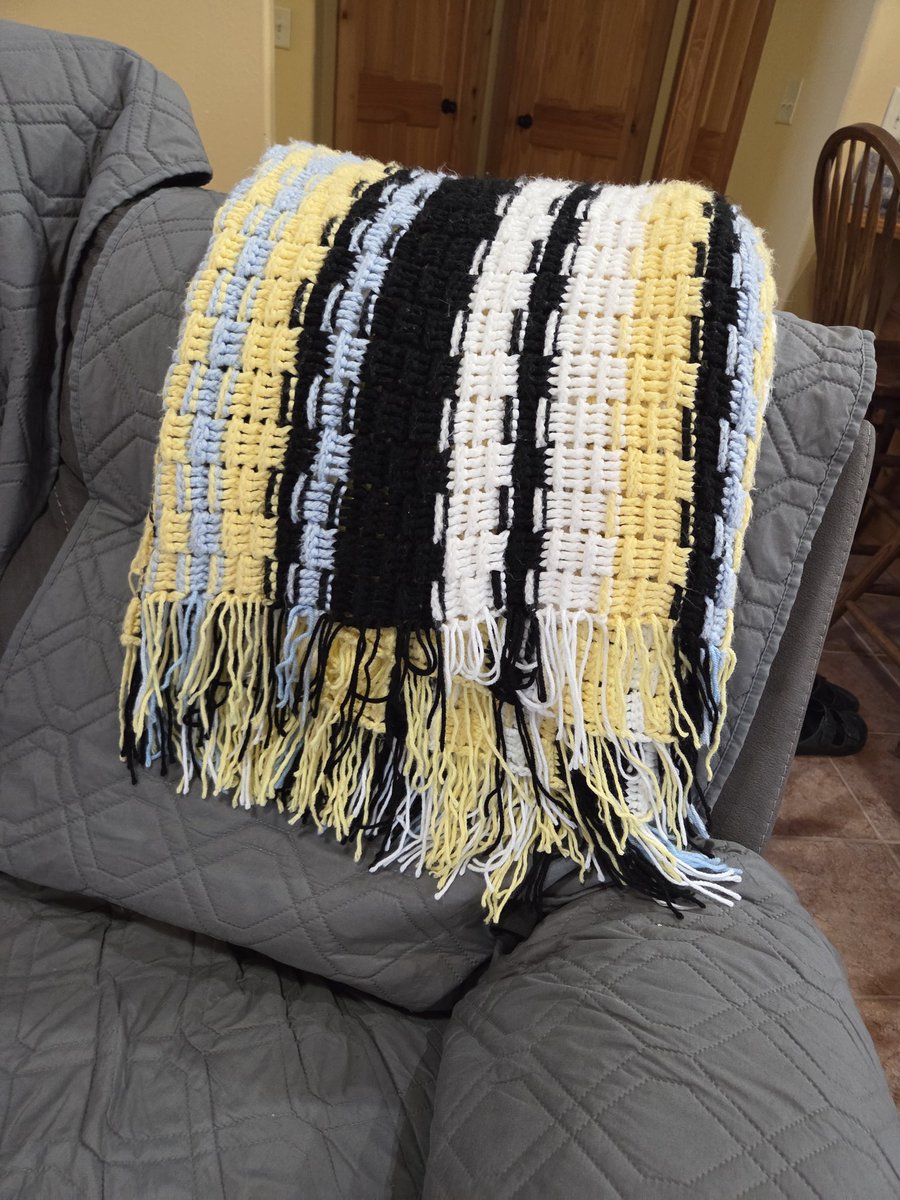 GenosDawgs's tweet photo. I finished my penguins regular season blanket! 
🟡 yellow for regulation win
⚫️ black for regulation loss
🔵 blue for overtime win
⚪️ white for overtime loss https://t.co/9e4GDaXkqp