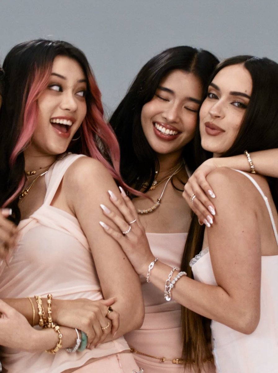 alimeizini's tweet photo. Even though Dani was clinging to Sophia she needed to touch Megan somehow... damn greed https://t.co/tAP6y2aF3L