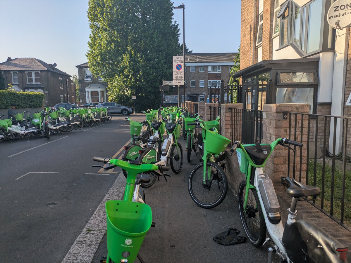 Chipchop17's tweet photo. This is an absolute disgrace @limebike @haringeycouncil @HaringeyLabour @tott https://t.co/COHRArzjm8