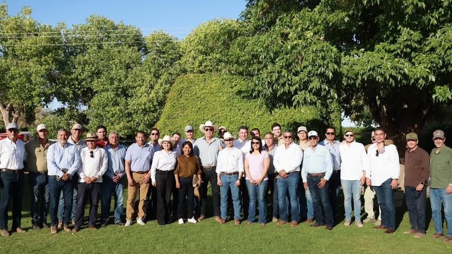 CelidaLopezc's tweet photo. En su primera visita a Sonora, nuestra secretaria @columbalopezg recorrió los campos de uva de mesa en Caborca, marcando un hecho muy significativo para el sector agrícola del estado. Valoramos su disposición y respaldo al campo sonorense.

Sonora genera empleo para más de 45 mil jornaleros agrícolas de todo el país, mujeres y hombres que encuentran en nuestra tierra trabajo digno y bienestar para sus familias.