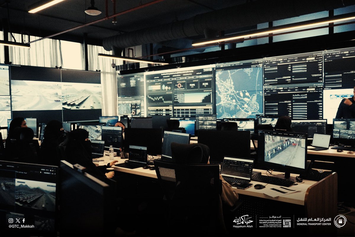 GTC_Makkah's tweet photo. وفي غرفة التحكم، يبدو المشهد من زاوية أخرى؛ حافلات تتحرك على المسارات، وبلاغات تُتابع، ومؤشرات تُقرأ في وقتها، لتبقى رحلة التصعيد إلى منى تحت نظر منظومة لا تترك التفاصيل للمصادفة. #حياكم_الله https://t.co/cn2kGNIwNM
