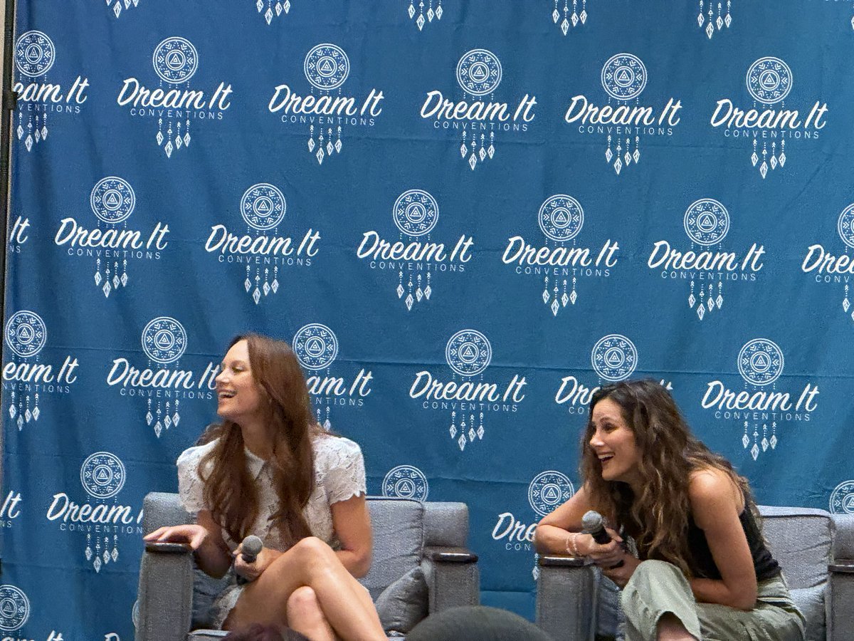 linarambles's tweet photo. Danielle &amp; Stefania Panel #FRR7 and a huge hug to the amazing dad that had the whole room in tears with his sweetness https://t.co/ebAvFY2YfC