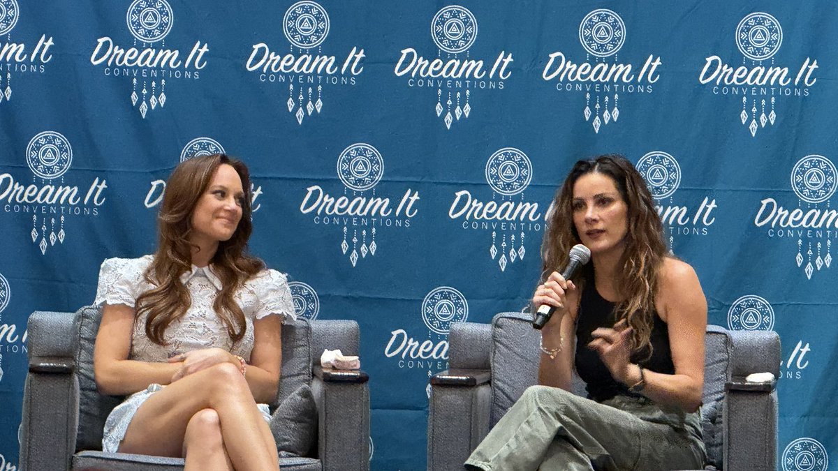linarambles's tweet photo. Danielle &amp; Stefania Panel #FRR7 and a huge hug to the amazing dad that had the whole room in tears with his sweetness https://t.co/ebAvFY2YfC