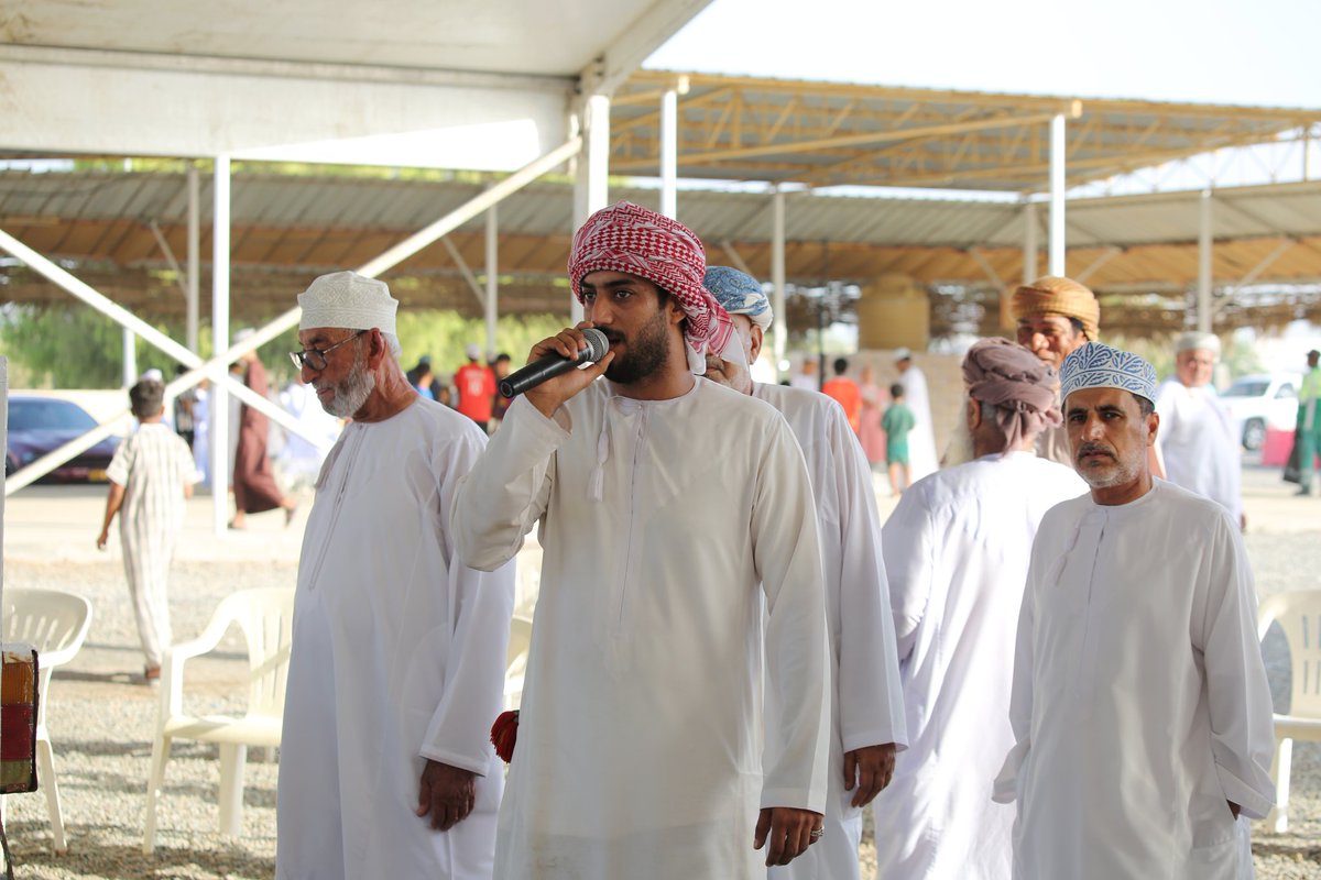 sadasaham1's tweet photo. ♦️  وسط أجواءٍ تفيضُ بأصالةِ التراثِ العُماني وعراقةِ العادات، شهدت "هبطة عيد الأضحى المبارك" في يومها الأول بالسوق المركزي بولاية #صحم حركةً شرائيةً لافتة ونشاطاً استثنائياً 🛍️✨

​📸 جاء ذلك بحضور سعادة الشيخ الدكتور سلطان بن عبدالله البطاشي والي صحم، وبمعية أعضاء المجلس البلدي والمشايخ والرشداء؛ حيث تفقدوا جنبات الهبطة التي تُنظم بإشرافٍ من مكتب الوالي وبالتعاون مع الجهات الحكومية بالولاية.

​🐑🍬 تنوعت المعروضات بين الأضاحي، والمواشي، والحلوى العُمانية ،وحلويات العيد ومستلزمات العيد التي تلبي تطلعات الأسر.

🐪🐎 قدم أصحاب الهجن والخيل بالولاية لوحات استعراضية من فن  العرضة وسط حضور كثيف من الاهالي ومرتادي السوق، إحياء لهذه العروض والتي اشتهر بها سوق  هبطة العيد أو ما يطلق عليه سوق سابع.

​💡 ستبقى "الهبطة" مشهداً اجتماعياً وثقافياً نابضاً بالجمال، يروي قصة استعداد الأسر للعيد، ويُحافظ على إرثٍ عُمانيٍّ أصيل يتجدد في ذاكرة الأجيال كل عام. ✨🇴🇲

​🗓️ يُذكر أن الهبطة مستمرة في استقبال زوارها اليوم وغداً.
#صدى_صحم
​#عمان #عيد_الأضحى #هبطة_العيد #ولاية_صحم