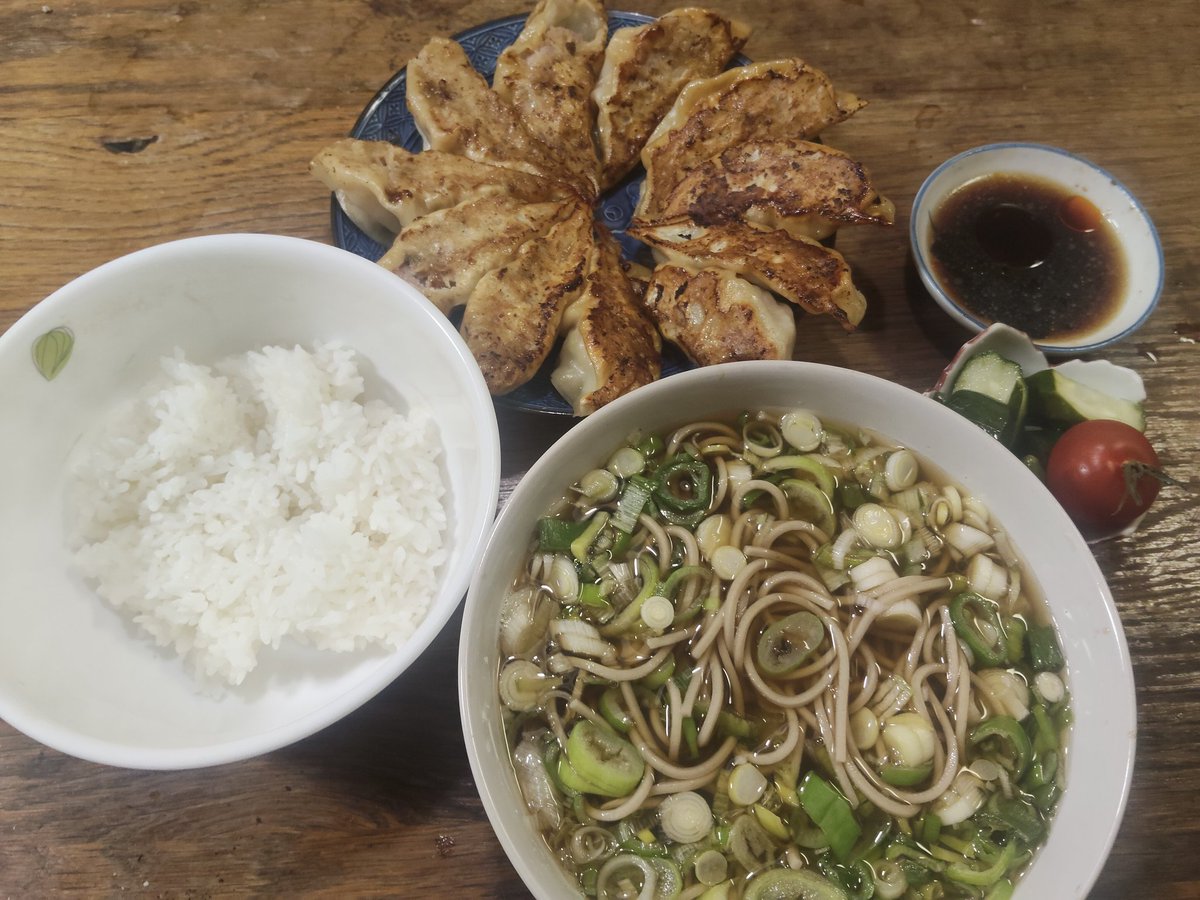 datufukume's tweet photo. 夜トレ🌃
明日からまたやるでぇ🔥

▼腹
ニーアップクランチ
▼背
懸垂

餃子と蕎麦作った🤤

#筋トレ https://t.co/cZ0HBoBZte