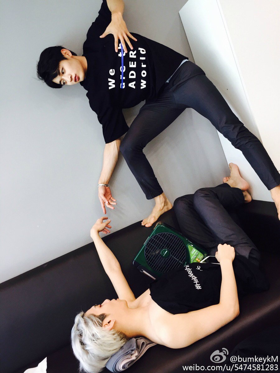 jongtaekeysz's tweet photo. 150613 - key's weibo update
while jong was sleeping https://t.co/0CRSRXDWKG