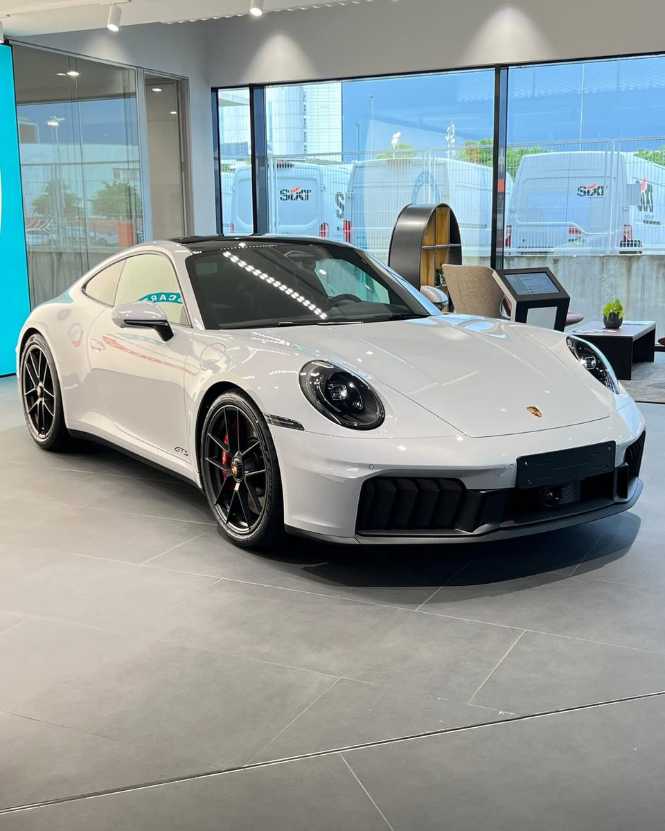 nocarcontext's tweet photo. Porsche 911 Carrera GTS🤍🤍 https://t.co/l5ffgBhGg5