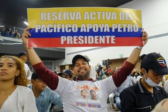 SARGENTOCHALA's tweet photo. El grave descuido político de la campaña de Iván Cepeda con los veteranos: “el voto silencioso” no existe.

La pregunta que hoy me hago es obligatoria: ¿por qué la campaña de Iván Cepeda no programó ni un solo encuentro con militares y policías en retiro, junto a sus familias, para reconocer y visibilizar los grandes logros de la política de bienestar institucional impulsada por el gobierno del presidente @petrogustavo durante estos años?

La ausencia de escenarios del candidato presidencial @IvanCepedaCast con el personal retirado de la Fuerza Pública es una de las grandes contradicciones de esta contienda electoral. La campaña parece haber partido de una premisa ingenua: que los avances tangibles para la base institucional como el incremento salarial para soldados profesionales y regulares, la gratuidad en la incorporación a escuelas de formación, el aumento en la partida de alimentación y el incremento en los subsidios de vivienda, entre otros, hablarían por sí solos gracias a la gestión técnica del Ministerio de Defensa.

Esa lógica, sin embargo, olvida una regla básica de la comunicación política: una cosa son los logros de un gobierno y otra, muy distinta, es capitalizar esos resultados ante la opinión pública para conquistar votos. Los beneficios deben transformarse en símbolos, discursos y actos directos de reconocimiento. Si no se visibilizan, se traducen en distancia y sumergen en un limbo a quienes son, precisamente, el corazón de esa promesa cumplida.

¿Se han estado perdiendo votos de la Reserva Activa Progresista?

Desafortunadamente sí, y de forma masiva. En Colombia, los militares y policías en retiro no son un actor menor: junto con sus núcleos familiares incluyendo a viudas y huérfanos conforman un bloque electoral que supera las dos millones de personas. En 2022, este sector demostró una capacidad inédita de endoso, disciplina organizativa y movilización, siendo determinante para inclinar la balanza presidencial.

Al no existir escenarios diseñados específicamente para los veteranos dentro del proyecto de Cepeda, se crea un vacío político. Y la política no tolera los espacios vacíos: ese lugar lo ha venido ocupando con agresividad la oposición, quien ha estructurado su discurso alrededor del deterioro de la seguridad ciudadana y del orden público, logrando opacar por completo los logros económicos, prestacionales y de dignificación, así como el mejoramiento de la calidad de vida que este gobierno construyó para los retirados.

En conclusión: al renunciar a disputar el relato del bienestar institucional frente a militares y policías en retiro, la campaña le está entregando el monopolio político y emocional de la Fuerza Pública a quienes, por años, los han usado como caballito de batalla con mentiras y discursos guerreristas.