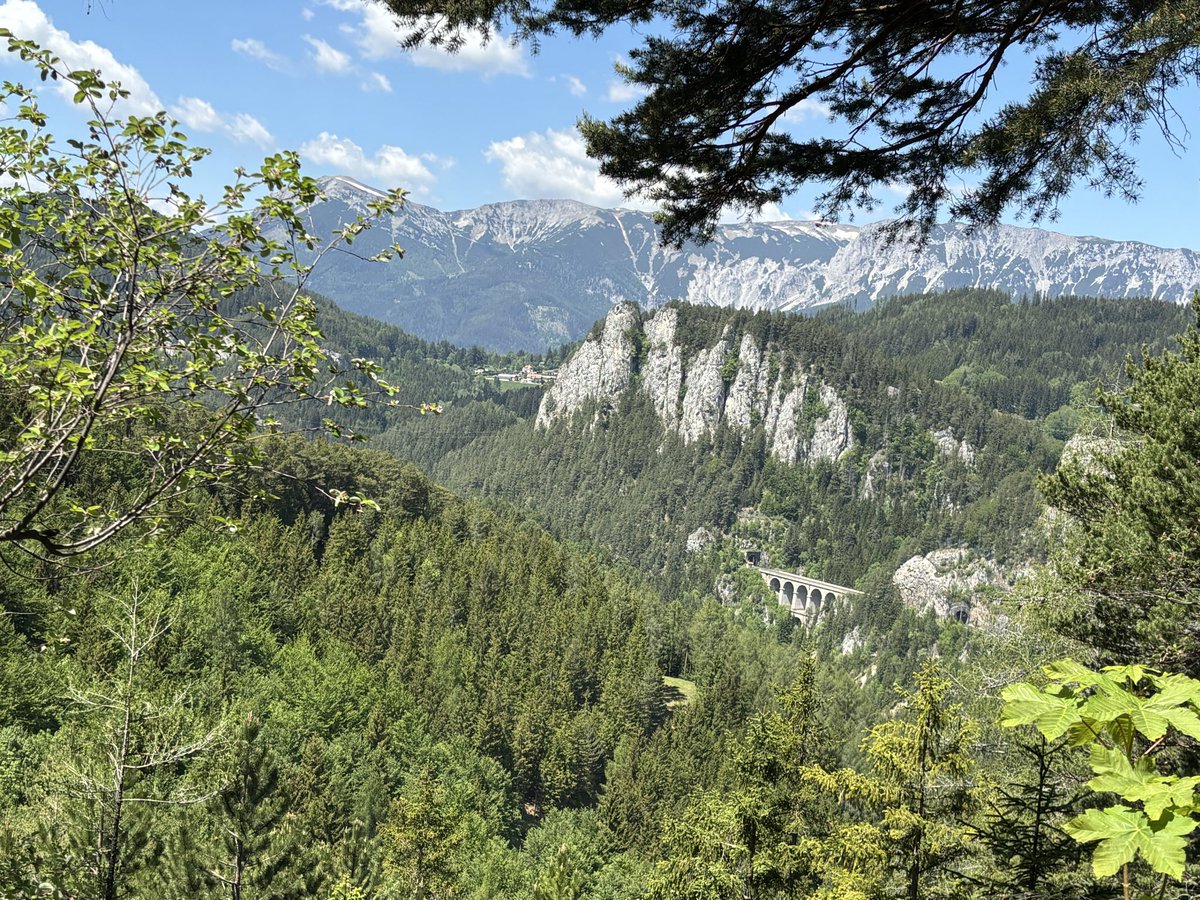 kranebitten79's tweet photo. Entlang der Semmeringbahn @oebbjets - so ein schönes Naherholungsgebiet mit spannender Verkehrsgeschichte - von Semmering bis Payerbach @NOE_Tourismus @Noe_Oesterreich https://t.co/BEzj3BRJrq