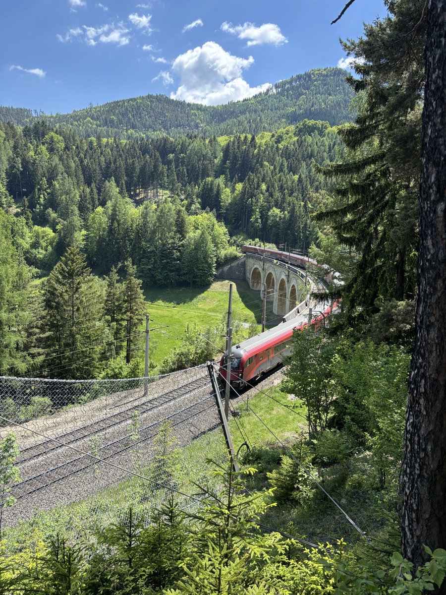 kranebitten79's tweet photo. Entlang der Semmeringbahn @oebbjets - so ein schönes Naherholungsgebiet mit spannender Verkehrsgeschichte - von Semmering bis Payerbach @NOE_Tourismus @Noe_Oesterreich https://t.co/BEzj3BRJrq