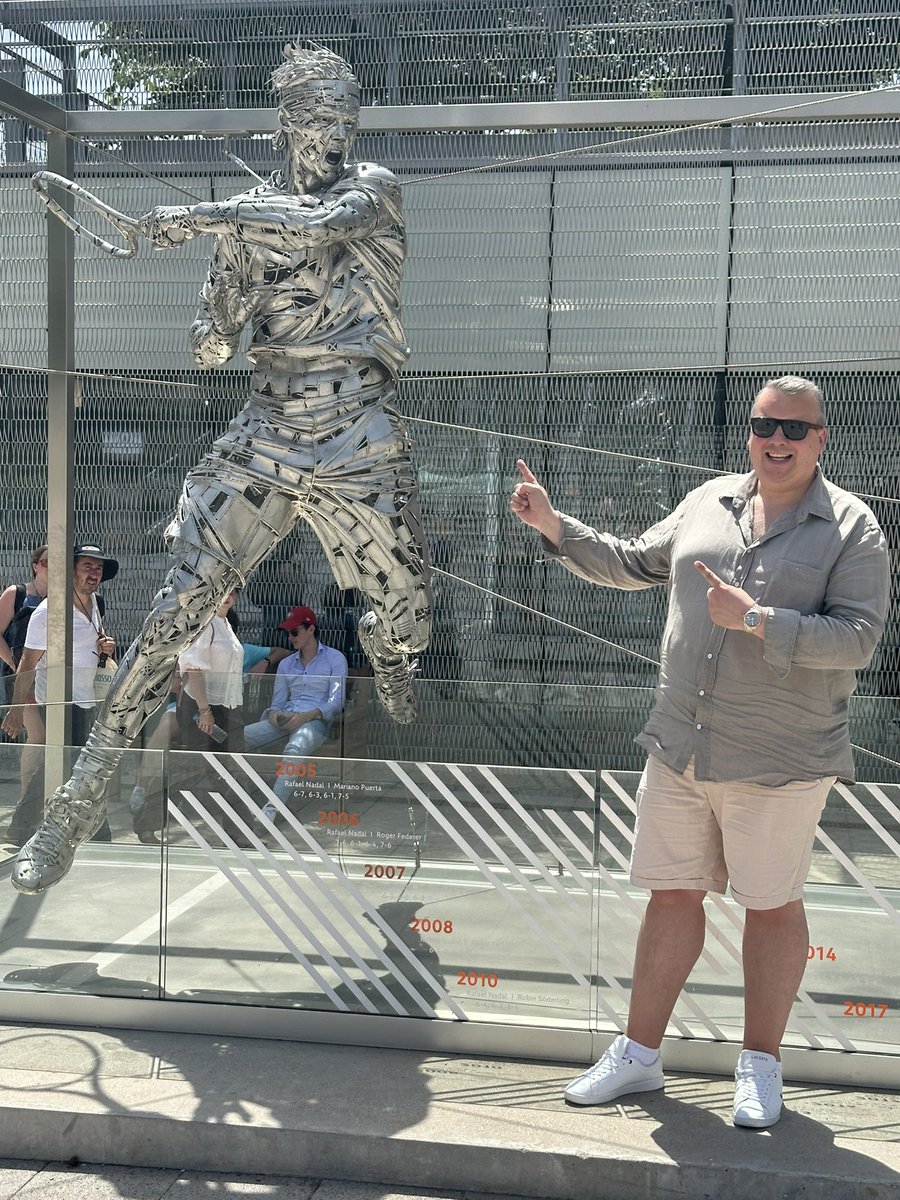 benoit_dh's tweet photo. 🎾 Roland Garros 2026 🎾
Merveilleuse journée à #RolandGarros avec un beau soleil 😎👌🏼☀️
Quel plaisir de déjeuner à la prestigieuse « Brasserie des Mousquetaires » 😋👍🏼🍽
De beaux matchs, de belles rencontres et le bonheur de me retrouver à quelques mètres de Jannik Sinner 😊🇮🇹🎾 https://t.co/kRPlxnLMB5