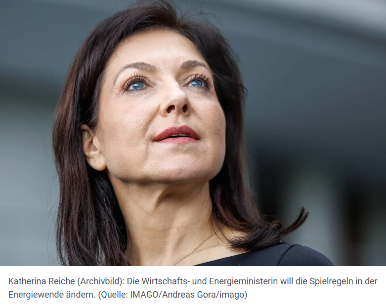 Nicoles44180590's tweet photo. Zerrt diese Frau in eine Talksendung BITTE
Einmal bei #Lanz und sie soll ihr Gesetz erklären und warum 16 Energieminister und Experten es ablehnen.
Bei der Energieministerkonferenz wächst die Kritik an Bundeswirtschaftsministerin #Reiche.
Ich habe NULL Mitleid mit dieser PERSON https://t.co/mTzocUpJWs