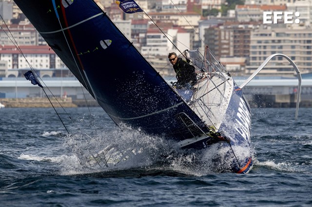 EFEdeportes's tweet photo. #EFEfotos | ⛵️ Vigo despide a la flota de La Solitaire du Figaro Paprec, rumbo ya a Francia. 

#LaSolitaire | #laSolitaireduFigaroPaprec https://t.co/Ny7TWquJNV
