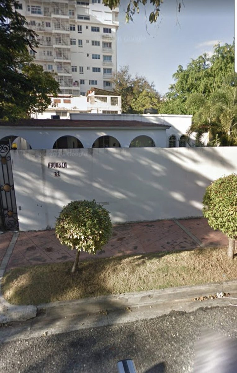 isauldisla's tweet photo. @EuricSanti C/Caonabo esq Angel Perdomo y C/Ramon Santana Esq Mahatma Ghandi. En ambos casos son la 1ra casa destruida de una Hilera de al menos 5 casas que son colindantes en la misma Calle. 

Ambas casas típicas de la zona destruidas para edificios "Modernos" https://t.co/C92C0sTZ1d