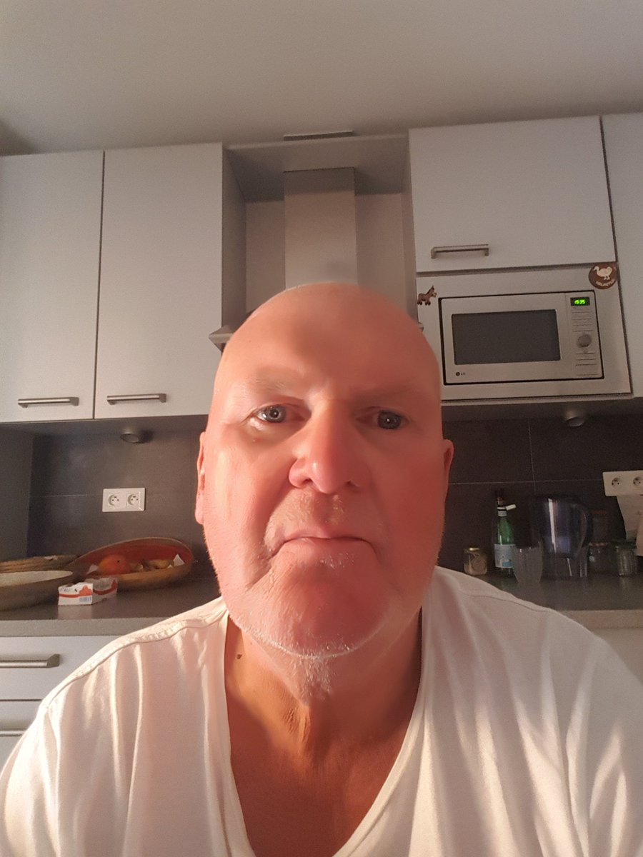 MichelF29015597's tweet photo. Moi Papou, j'annonce solennellement, en direct de notre cuisine, ce soir à 19h39, que je n'exclus finalement pas de ne pas être candidat à la prochaine présidentielle. https://t.co/ZtobiMyy0z