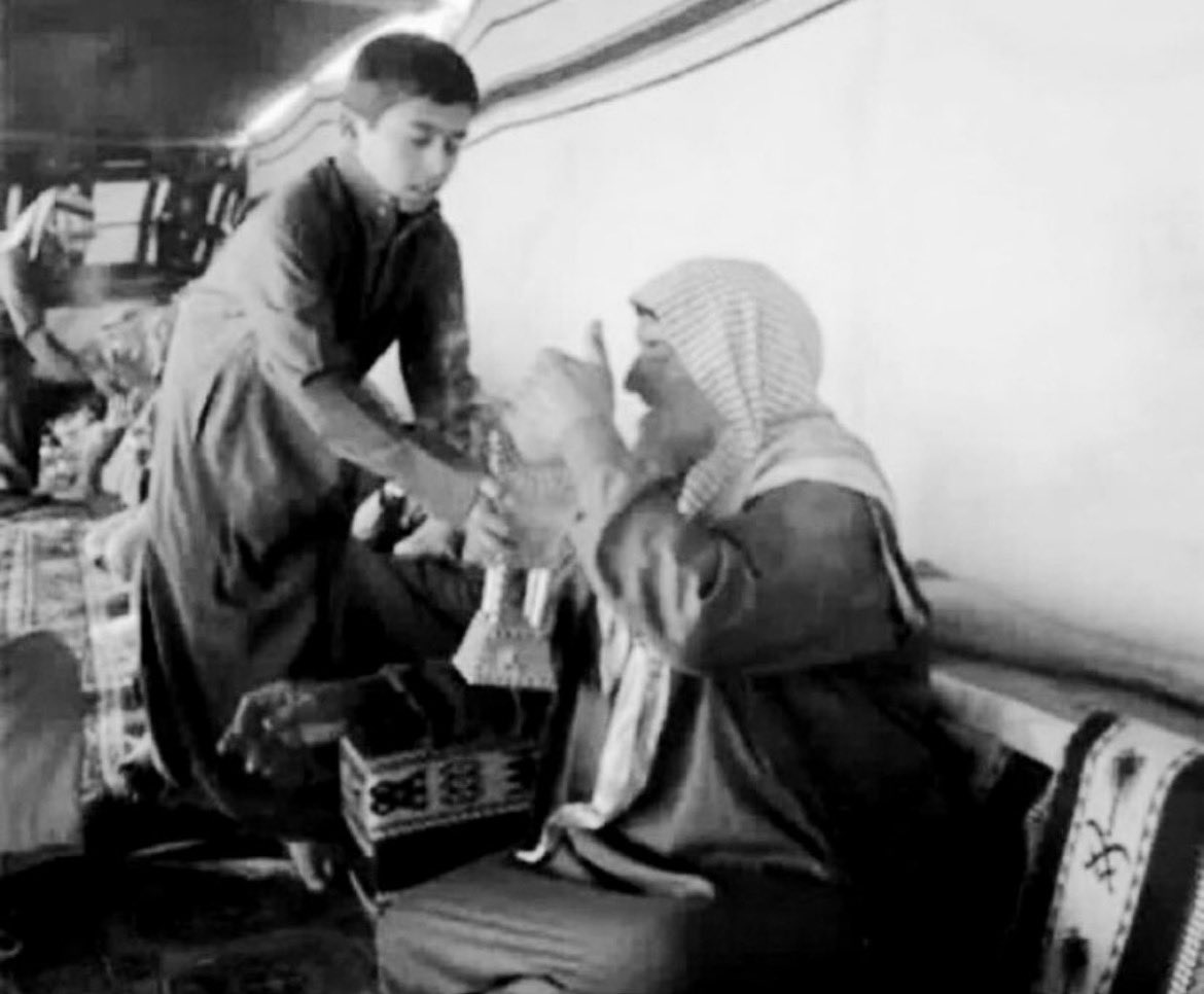 Qhta10ni's tweet photo. يايبه يامعلّمنا الظفر والطلاقة 
لين كبّرت هقوات الرياجيل فينا

كنت تحرص على السمعه وتشفق شفاقه
وابشر إنّا على خُبرك مثل ماتبينا

وابشر إنّا اليا ضاقت على اقصى الرفاقه
حطنا بين حِجانه وعنّز علينا https://t.co/Dg12GddqJO