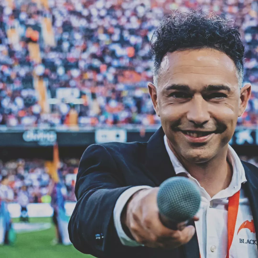 speakermestalla's tweet photo. 🎤 Ací acaba la meua 5ª temporada com a speaker del @valenciacf en Mestalla 🏟️
No estan sent temporades fàcils però sempre serà un honor ser la veu del TEMPLE. Gràcies als qui seguiu confiant en mi i perdó quan no haja estat a l'altura. Amunt Valencia! 🦇🦇 
📸 @natxohdezrosello https://t.co/I7YbsPcUTn