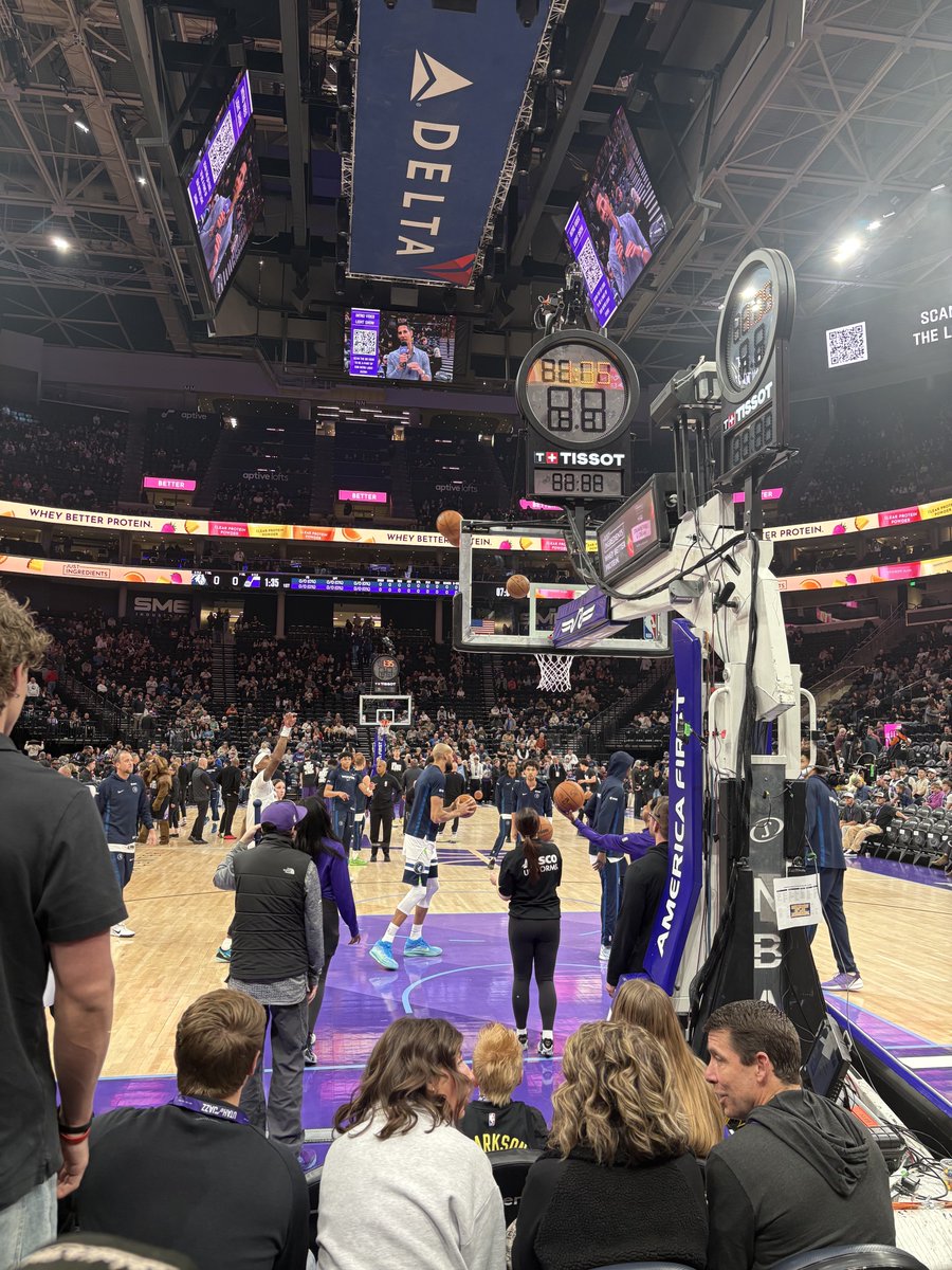 utahazz's tweet photo. @Topps Got the 1/1 and I was at this game! I was in the lower level behind the hoop too, but this photo was on the opposite end; otherwise, I might have been in the background of the card! 🔥 https://t.co/XZqEpZjTtq