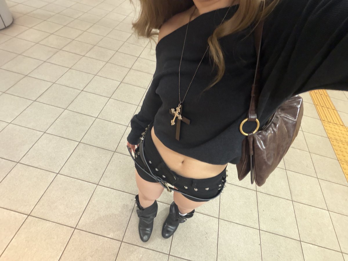 unicorns_1011's tweet photo. new nail , new coordinate 🦠🖤 https://t.co/oT81vKKFJA
