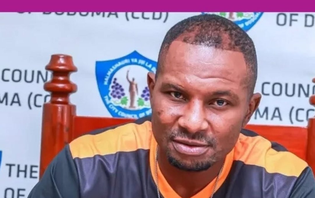 Swalehmawele_'s tweet photo. Nelson Munganga, mchezaji senior kuliko wote pale Dodoma Jiji, athari yake inaonekana ndani ya Uwanja, Munganga ni kiungo haswa, anacheza football ambayo kwa vijana wengi huipati 🙌🙌🙌. https://t.co/q22asqPhbS