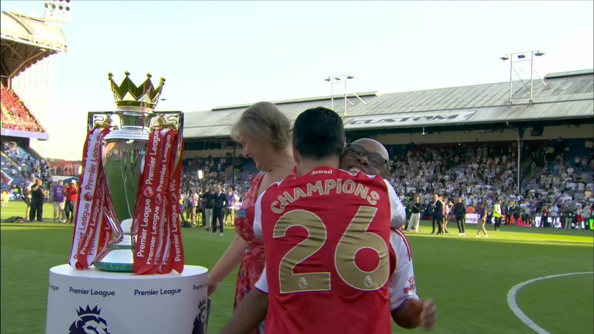 MenInBlazers's tweet photo. Images Arsenal fans have waited 22 years to see 🏆 https://t.co/24OqfiQT52