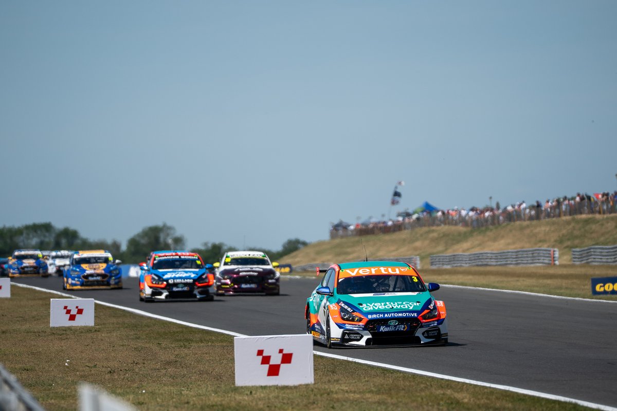 TomChilton_'s tweet photo. 🥉🔥 SNETTERTON DELIVERS!

My first podium of the year, three top-10 finishes, and nothing came easy in those scorching conditions ☀️

Now it’s time to cool down, reset and get ready for Oulton Park 💪🏁

#BTCC #EXCELR8 #TeamVERTU #birchgatwick @VertuMotors  @Excelr8M https://t.co/fKA6mqaBt9