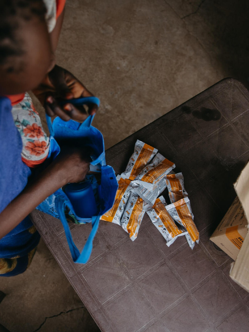 WorldVisionONG's tweet photo. Los más pequeños que sufren desnutrición reciben alimentos listos para consumir 🍲 y regresan cada dos semanas 🔁, porque su recuperación es un camino que no tienen que recorrer solos.

#WorldVisionResponde #ONG https://t.co/TcUkBukpDq