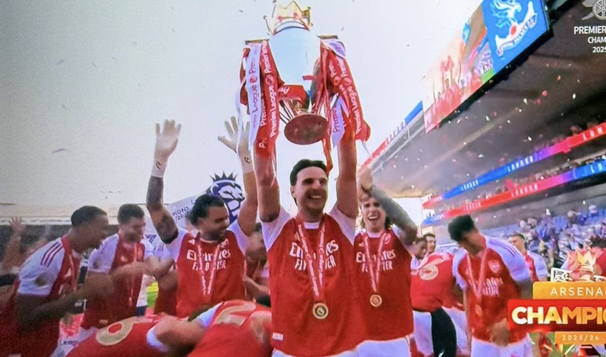 smutoro's tweet photo. It’s back home, again. After 22 years. From Viera to Odegaard. From Wenger to Arteta. #EPL champions are here. Congratulations, Arsenal! https://t.co/6kYDsPeJQ3