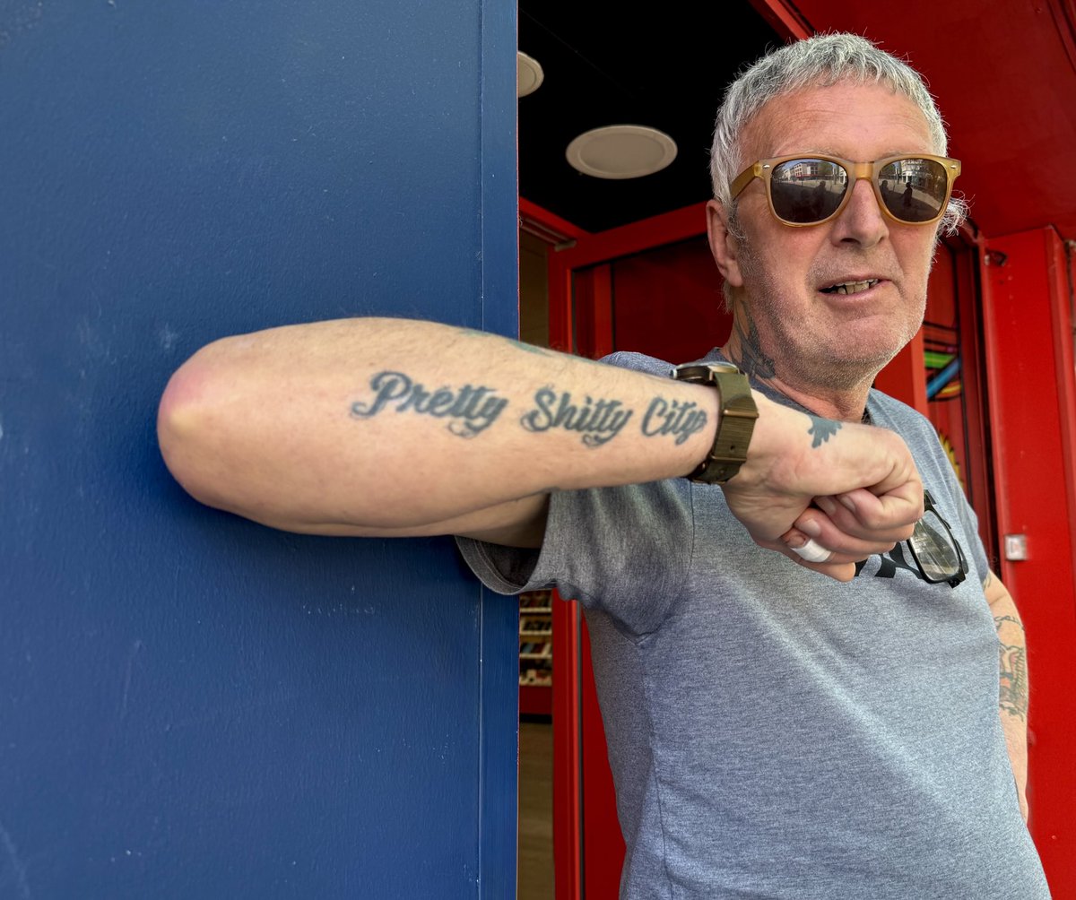 1CarolineBerry's tweet photo. 24.05.26 Happy birthday to Tall Paul from Porthcawl #prettyshittycity #swansea #twintown https://t.co/UCEqVGDOFH