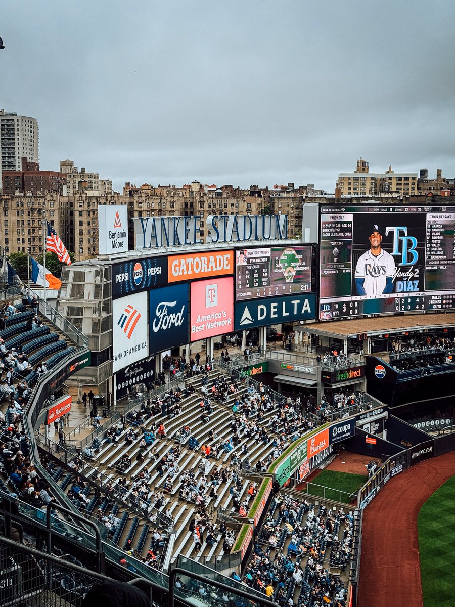 la5ty's tweet photo. Currently at a Yankees game 😁 https://t.co/wJQqV8Of3n