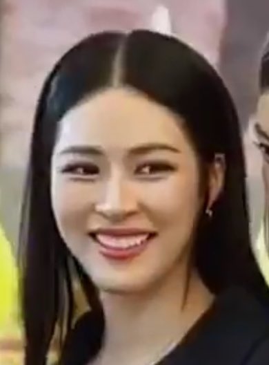 jjioppkk's tweet photo. @lingormruby @itsormling She looks like auntie. I'm disgusted by her age just by looking at her face.🤣 https://t.co/mLW50pPKV8