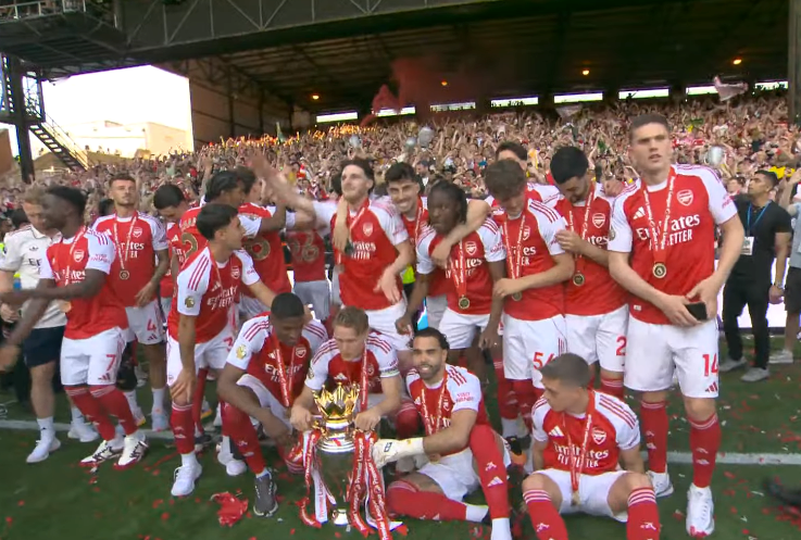 TouchlineX's tweet photo. 📸 - The Arsenal squad taking a picture with the Premier League trophy. https://t.co/NM32DiCjgy