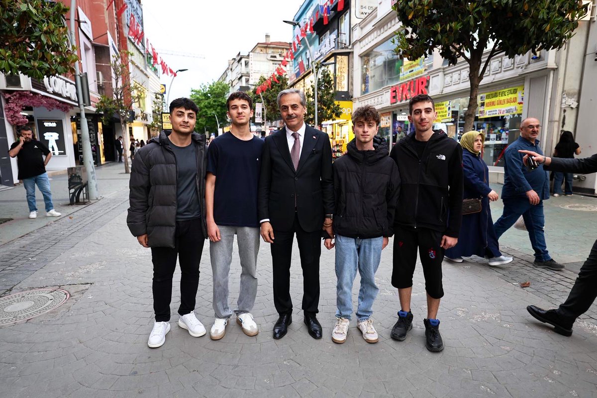 sbYusufAlemdar's tweet photo. Çark Caddesi’nde hemşehrilerimizin bayram heyecanını paylaştık, esnaflarımıza hayırlı işler diledik.

Bayramlar, birlik beraberliğin, kardeşliğin, dayanışma ve paylaşmanın yaşandığı müstesna zamanlardır. 

Bu akşam da hemşehrilerimizle bir arada olmaktan, gençlerimizle, çocuklarımızla kucaklaşmaktan mutluluk duydum. 

Güzel düşünceleri, güleryüzleri ve sohbetleri için gönülden teşekkür ediyorum. Rabbim hep birlikte nice bayramlara ulaşmayı nasip eylesin.