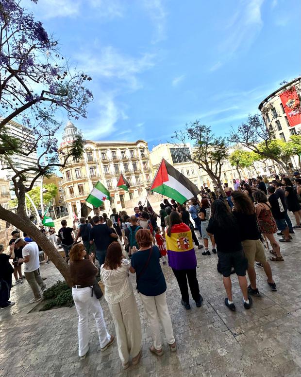 AlmeriaAntifa's tweet photo. La Almería consciente, antirracista y para todas ha salido a la calle para denunciar la represión del Estado, la violencia fascista y la necesidad de organización de la clase trabajadora. 

¡Almería no es lugar para fascistas!

#almería #antifascista #andalucía https://t.co/GmlIzGvVUd